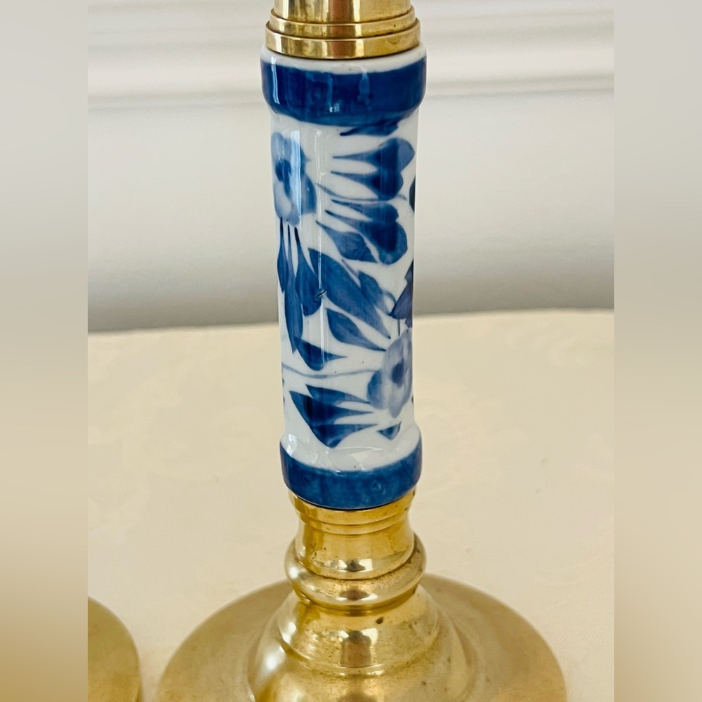 Chinoiserie Blue & White Porcelain and Solid Brass Pair Of Candlesticks - Picture 6 of 15
